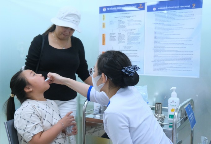 Trẻ được sử dụng vaccine đường uống tại VNVC. Ảnh: Nhật Linh