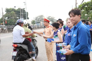 CSGT tặng hàng ngàn chai nước suối, phần ăn cho người dân về quê đón Tết