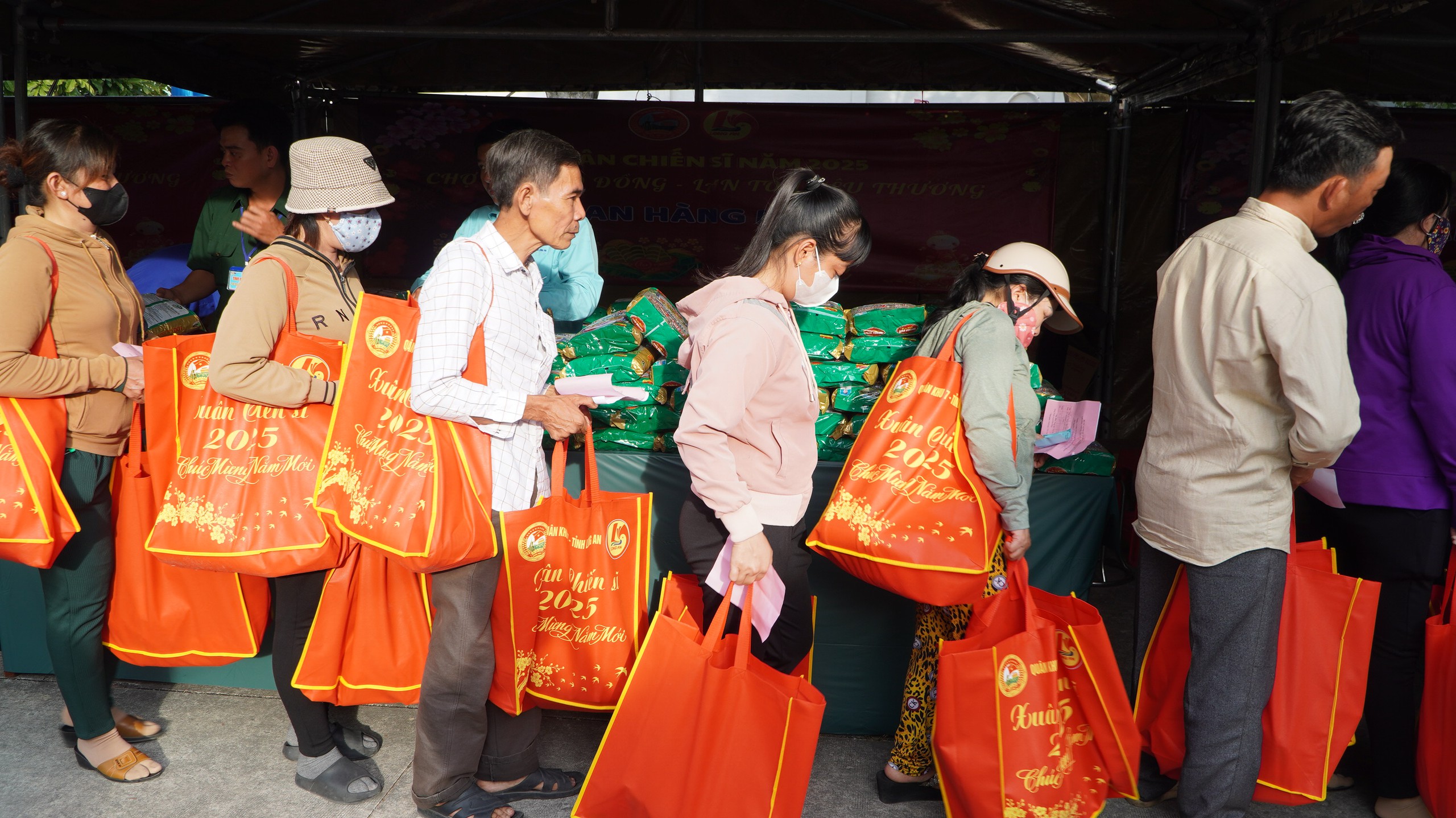 Xuân Chiến sĩ: Mang mùa xuân và tình thương đến với cán bộ, chiến sĩ và nhân dân- Ảnh 8.