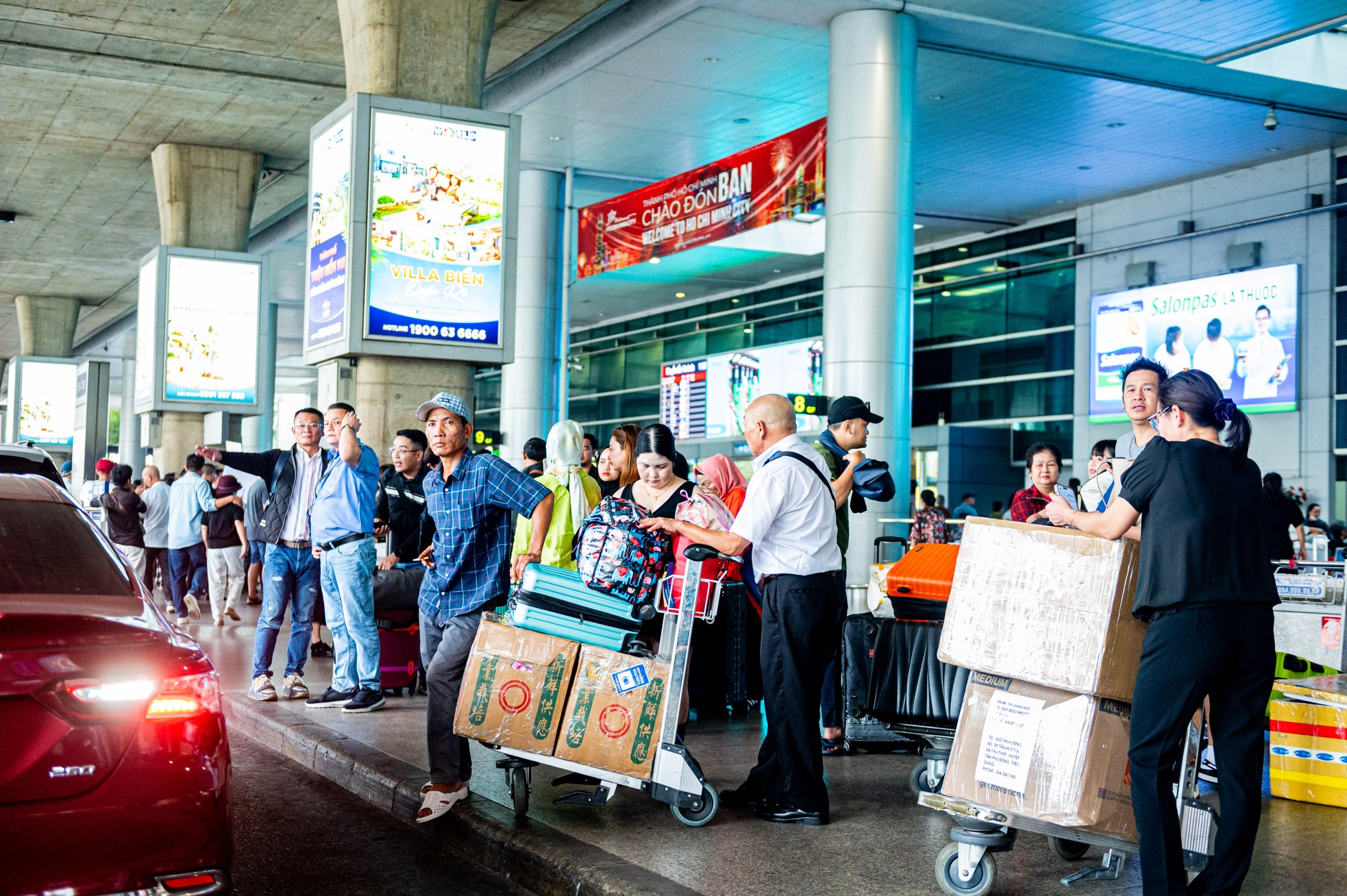 Sân bay Tân Sơn Nhất vào cao điểm đón lượng khách 'khủng' dịp Tết- Ảnh 16.