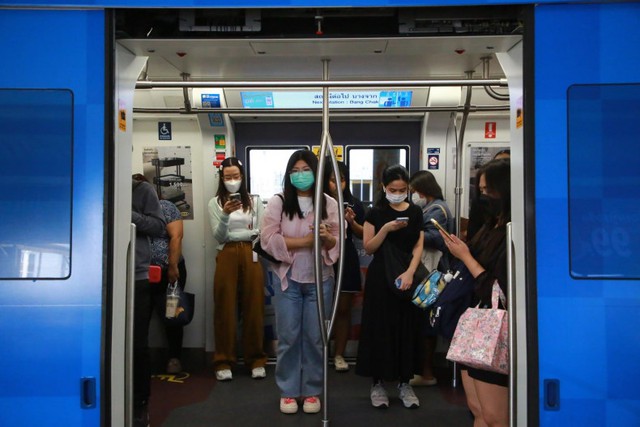 All aboard: People wear face masks during their commute on the first day of free rides on public buses and electric trains in Bangkok. The free ride policy, which lasts for seven days, starting Saturday, is part of the government's measure to combat PM2.5 pollution. (Photo: Somchai Poomlard)  Please credit and share this article with others using this link: https://www.bangkokpost.com/thailand/general/2947510/air-pollution-hits-regional-agenda. View our policies at http://goo.gl/9HgTd and http://goo.gl/ou6Ip. © Bangkok Post PCL. All rights reserved.