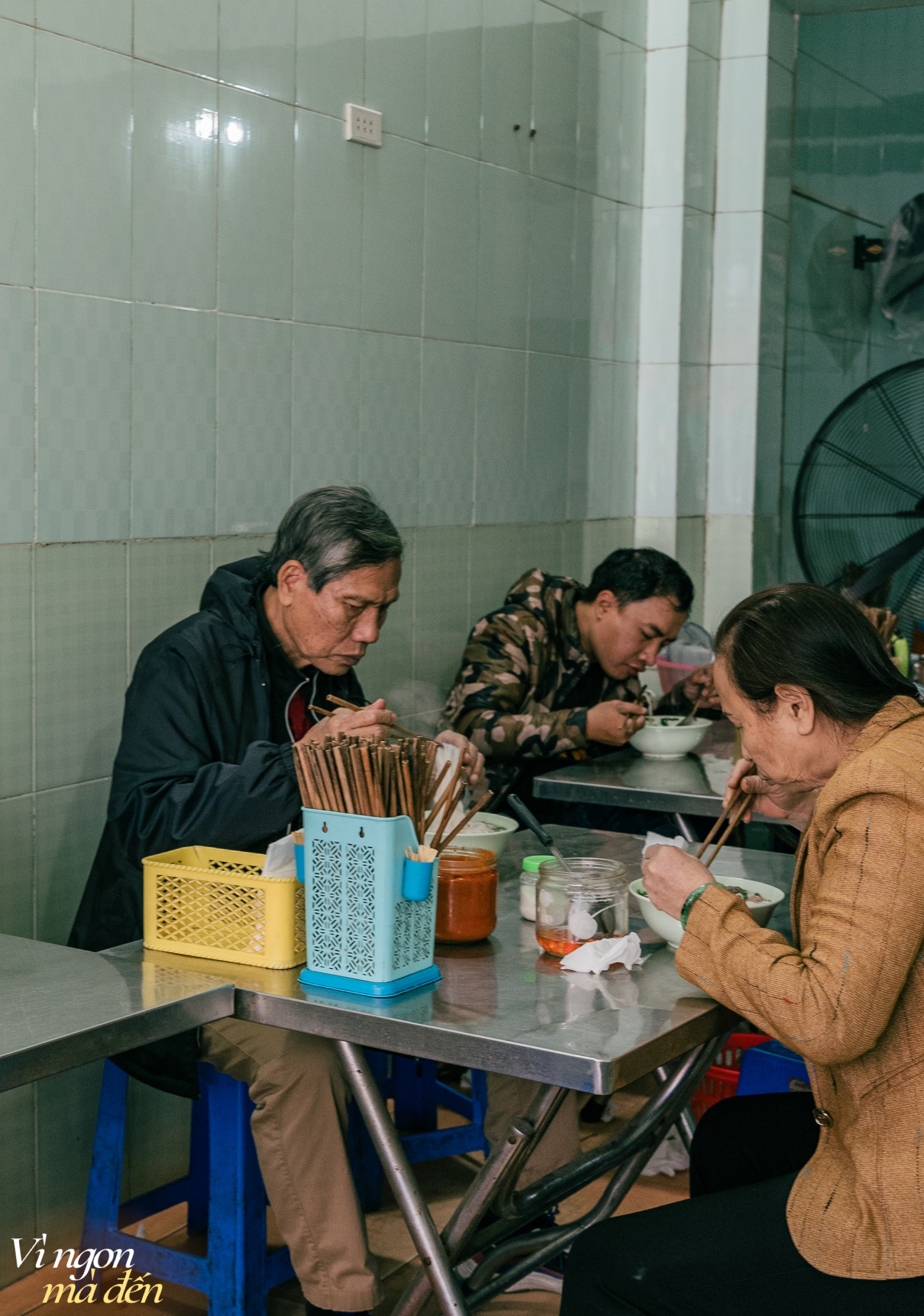 Quán phở không tên, không biển hiệu hơn 40 năm chỉ bán duy nhất 1 loại phở, đặc biệt không dùng loại gia vị tưởng như buộc-phải-có này- Ảnh 3.