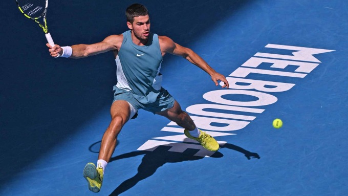 Alcaraz cứu bóng trong trận gặp Draper, trên sân Rod Laver, Melbourne hôm 19/1. Ảnh: ATP