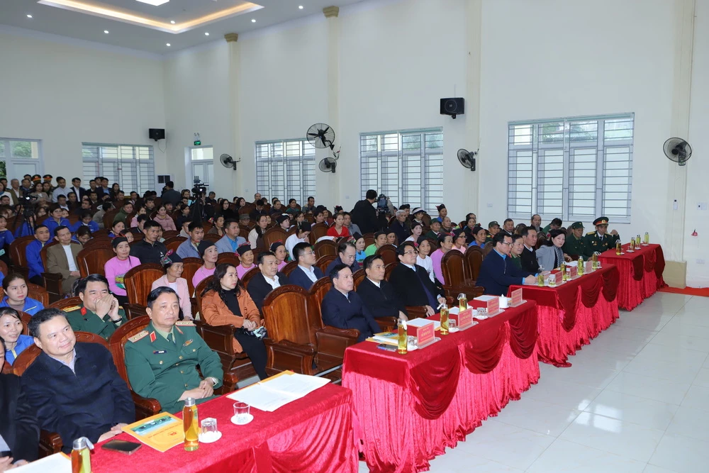 Thủ tướng Phạm Minh Chính tặng quà cho gia đình chính sách, hộ nghèo ở Thanh Hóa -.JPG