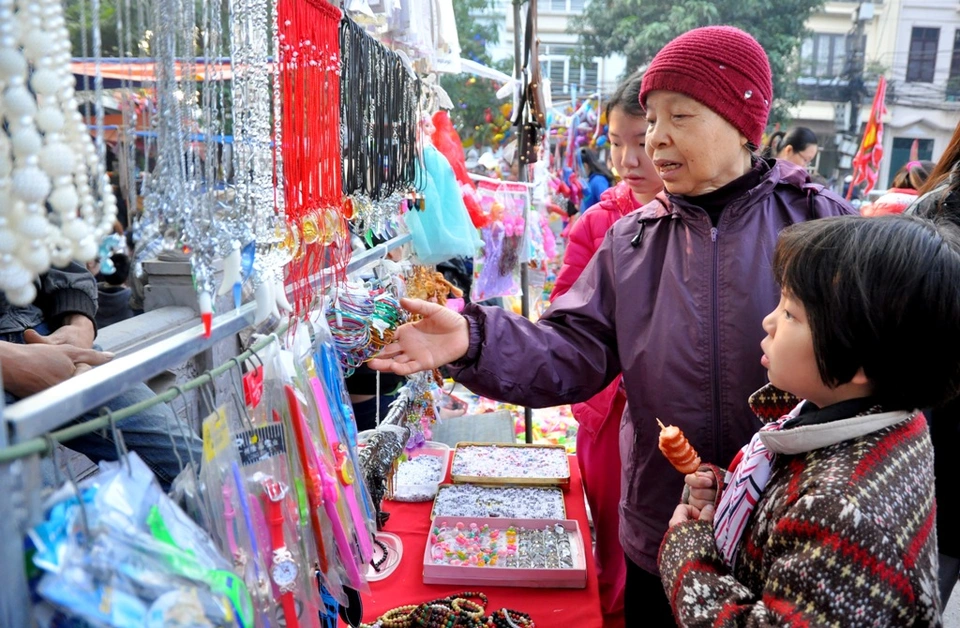 Giữa lòng Hà Nội có phiên chợ hơn trăm tuổi, chỉ họp duy nhất sáng 27 Tết, là chợ làng hiếm hoi còn sót lại - 3