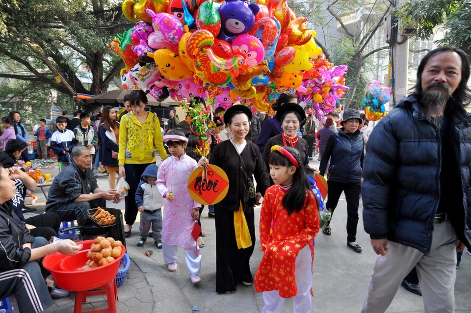 Giữa lòng Hà Nội có phiên chợ hơn trăm tuổi, chỉ họp duy nhất sáng 27 Tết, là chợ làng hiếm hoi còn sót lại - 2