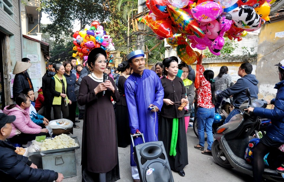 Giữa lòng Hà Nội có phiên chợ hơn trăm tuổi, chỉ họp duy nhất sáng 27 Tết, là chợ làng hiếm hoi còn sót lại - 4