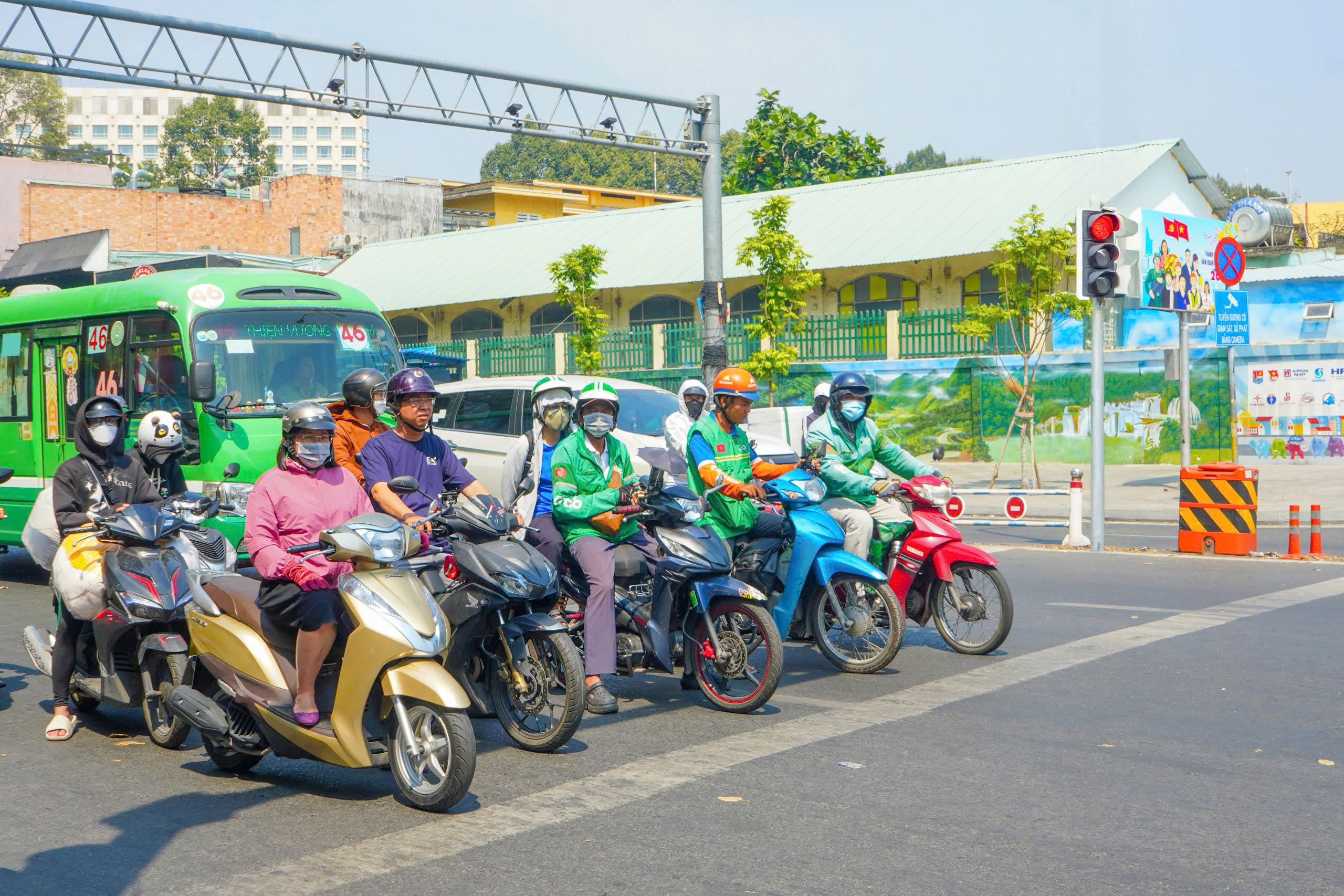 Đèn tín hiệu bất ngờ thay đổi, người tham gia giao thông xử lý thế nào?- Ảnh 2.