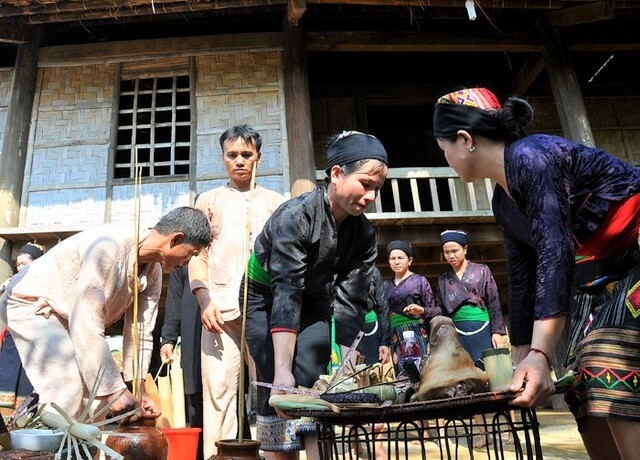 Hằng năm, khi xuất hiện tiếng sấm đầu tiên thì đồng bào Ơ Đu lại tổ chức lễ hội để bắt đầu cho một năm mới. Đây là ngày Tết lớn nhất trong năm của người Ơ Đu, được đồng bào tổ chức rất quy mô.