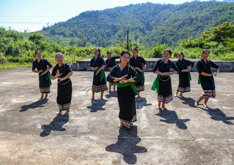 Các trò chơi dân gian như đi cà kheo, tọ mạc lẹ, bắn nỏ cùng những điệu múa truyền thống càng làm không khí thêm tưng bừng, đầy bản sắc.