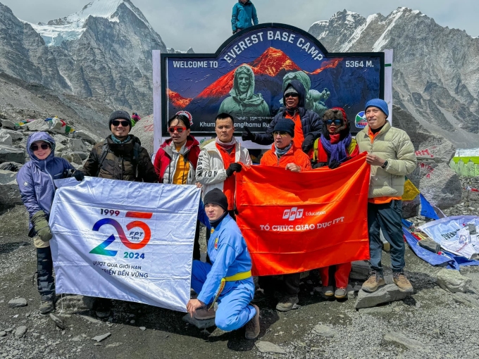 Nhân sự Khối Giáo dục FPT chinh phục Everest Base Camp. Ảnh: Khối Giáo dục FPT