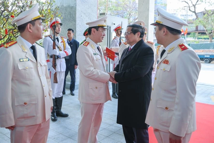 thu-tuong-pham-minh-chinh-chuc-tet-va-kiem-tra-cong-tac-ung-truc-tai-mot-so-don-vi-quan-doi-cong-an-3.jpg