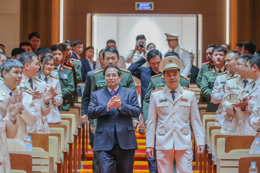 thu-tuong-pham-minh-chinh-chuc-tet-va-kiem-tra-cong-tac-ung-truc-tai-mot-so-don-vi-quan-doi-cong-an-4.jpg