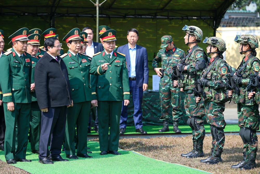 Thủ tướng Phạm Minh Chính chúc Tết và kiểm tra công tác ứng trực tại một số đơn vị quân đội, công an