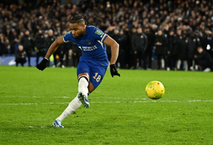 Christopher Nkunku thực hiện cú sút trong loạt luân lưu trận Chelsea gặp Newcastle ở tứ kết Cup Liên đoàn ngày 19/12/2023. Ảnh: Reuters