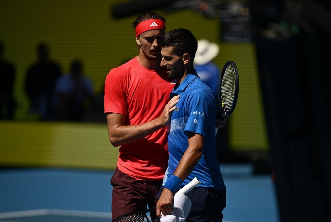 Zverev (trái) động viên Djokovic, sau trận bán kết Australia Mở rộng 2025 trên sân Rod Laver, Melbourne hôm 24/1. Ảnh: Reuters