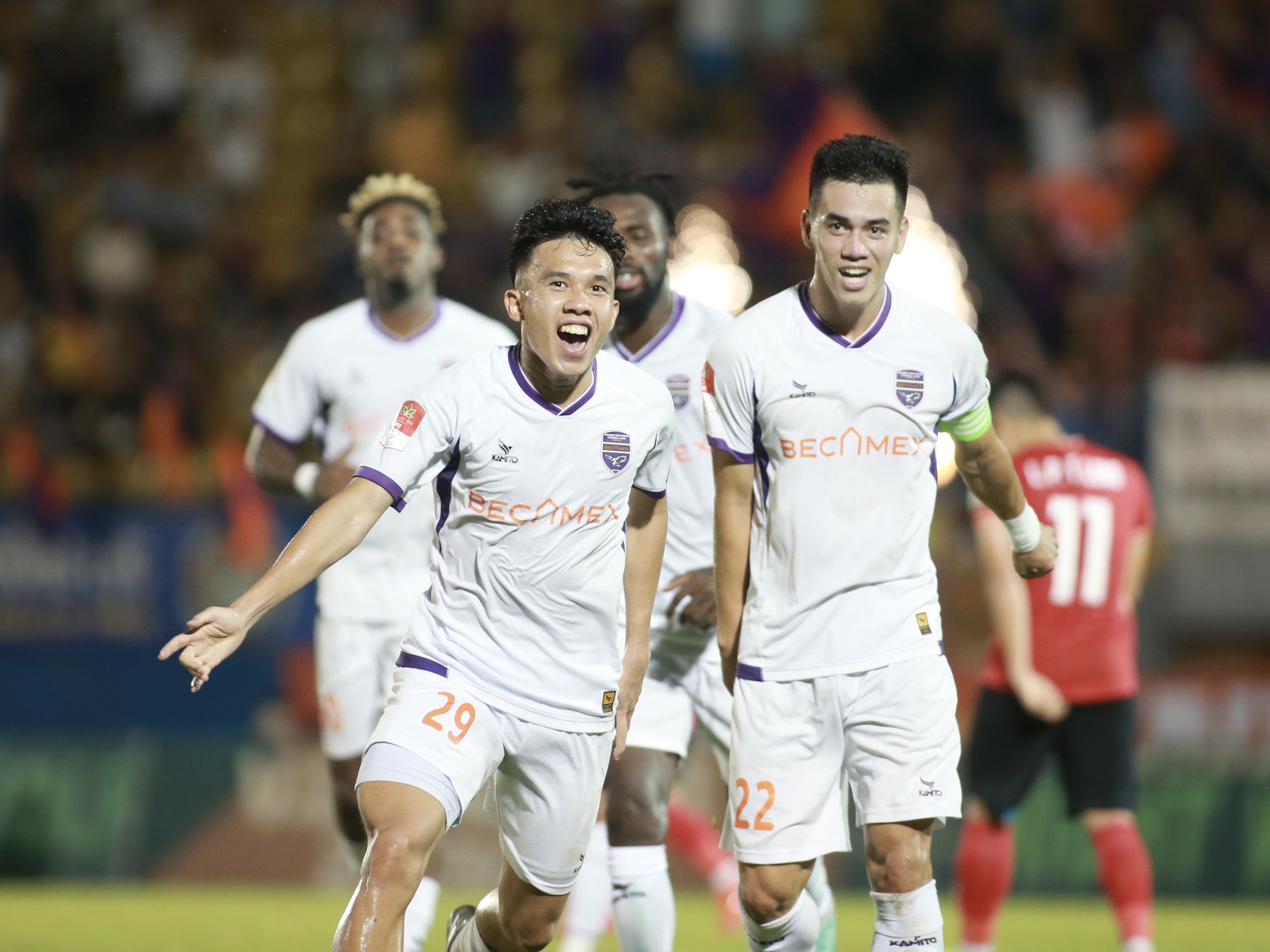 Đi tìm cầu thủ tuổi Tỵ đắt giá nhất V-League, có nhân vật dễ gây nhầm lẫn! - Ảnh 2.