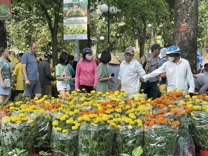 Vạn thọ 100.000 đồng mỗi cặp lúc 11h trưa 29 Tết ở Công viên 23/9. Ảnh: Dỹ Tùng