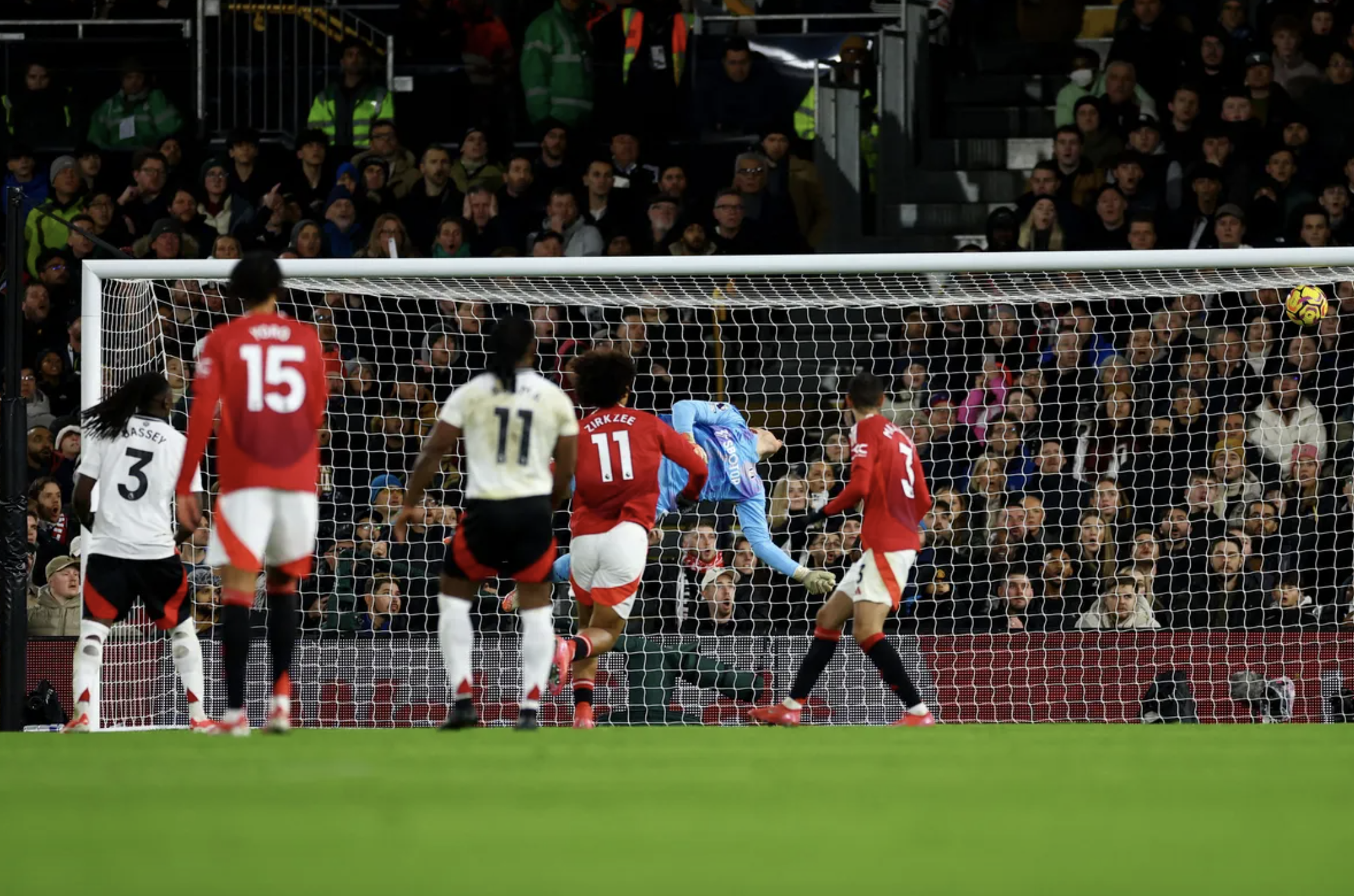 Trung vệ lập công, Man United thoát hiểm tại Craven Cottage- Ảnh 2.