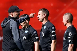 Trọng tài Coote khóc lóc xin lỗi Klopp và Liverpool