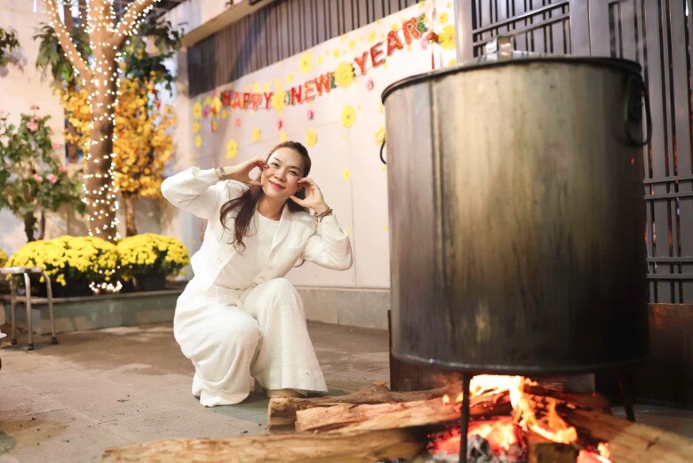 Mỹ Tâm gói bánh còn tranh thủ “thả thính”: “Gói bánh như gói ai đó vào”. Sau đó, cô cho biết đã “canh nồi bánh tét nhỏ nhỏ suốt đêm”.