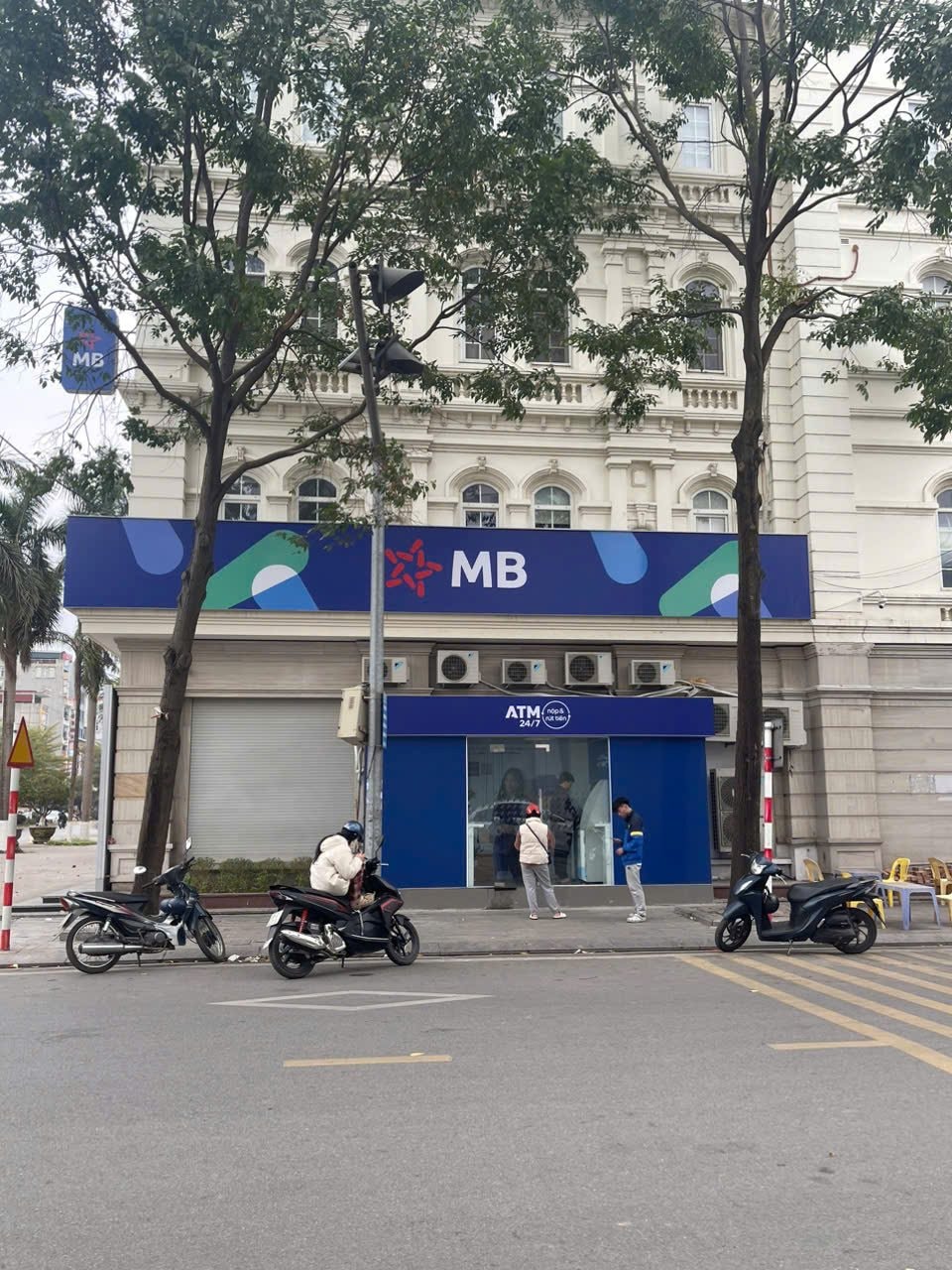 Cảnh tượng “lạ” tại các cây ATM ngày Tết- Ảnh 5.