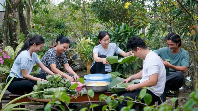 Cảnh gói bánh tét được tái hiện trong Chợ Tết Tình Quê.