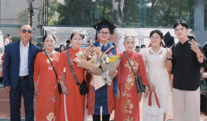 Gia đình sang Trung Quốc chúc mừng anh Tâm tốt nghiêp hồi tháng 6. Ảnh: Nhân vật cung cấp