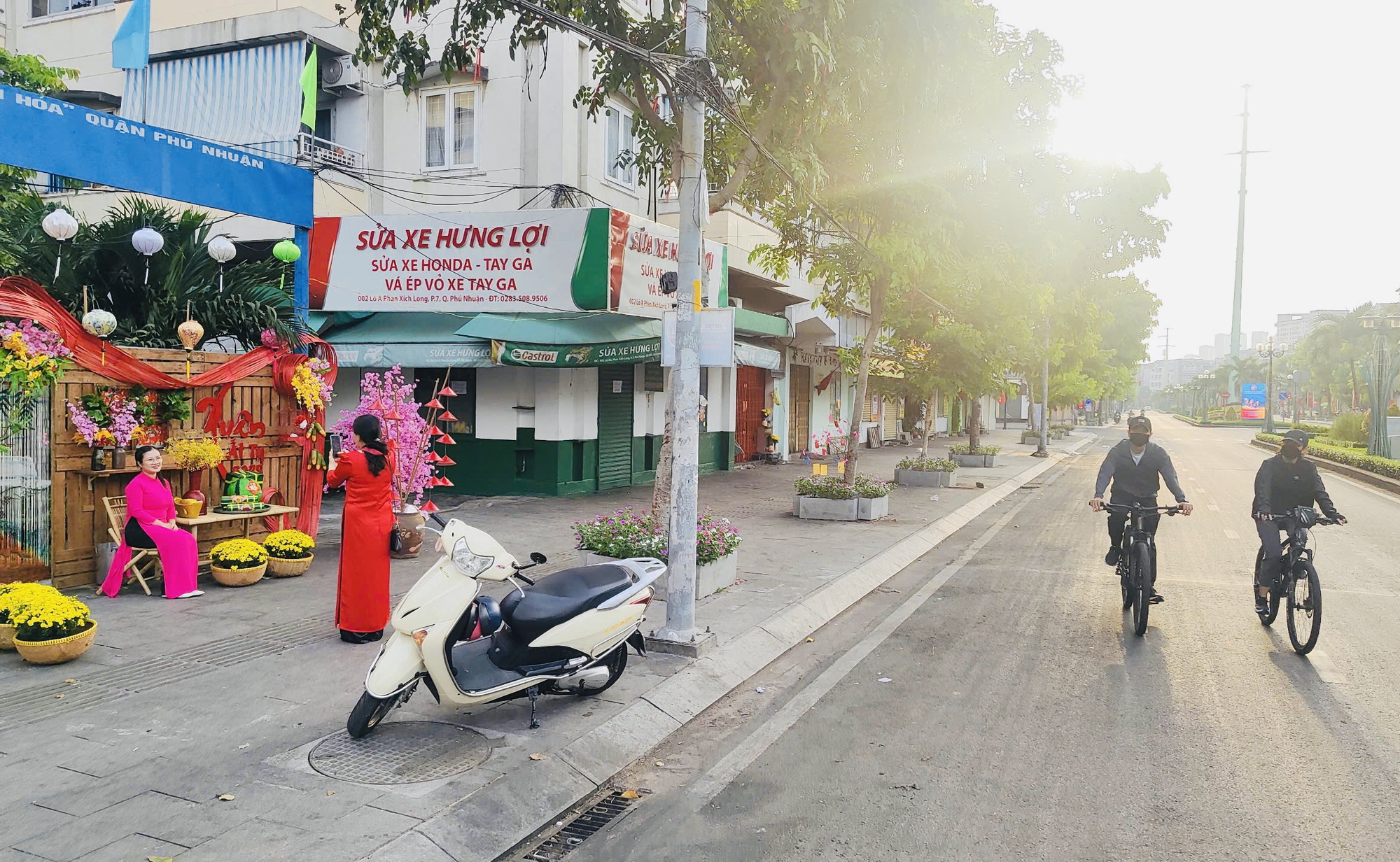 Người nước ngoài diện áo dài, mê Tết Việt vì đâu đâu cũng rực rỡ sắc màu - Ảnh 5.