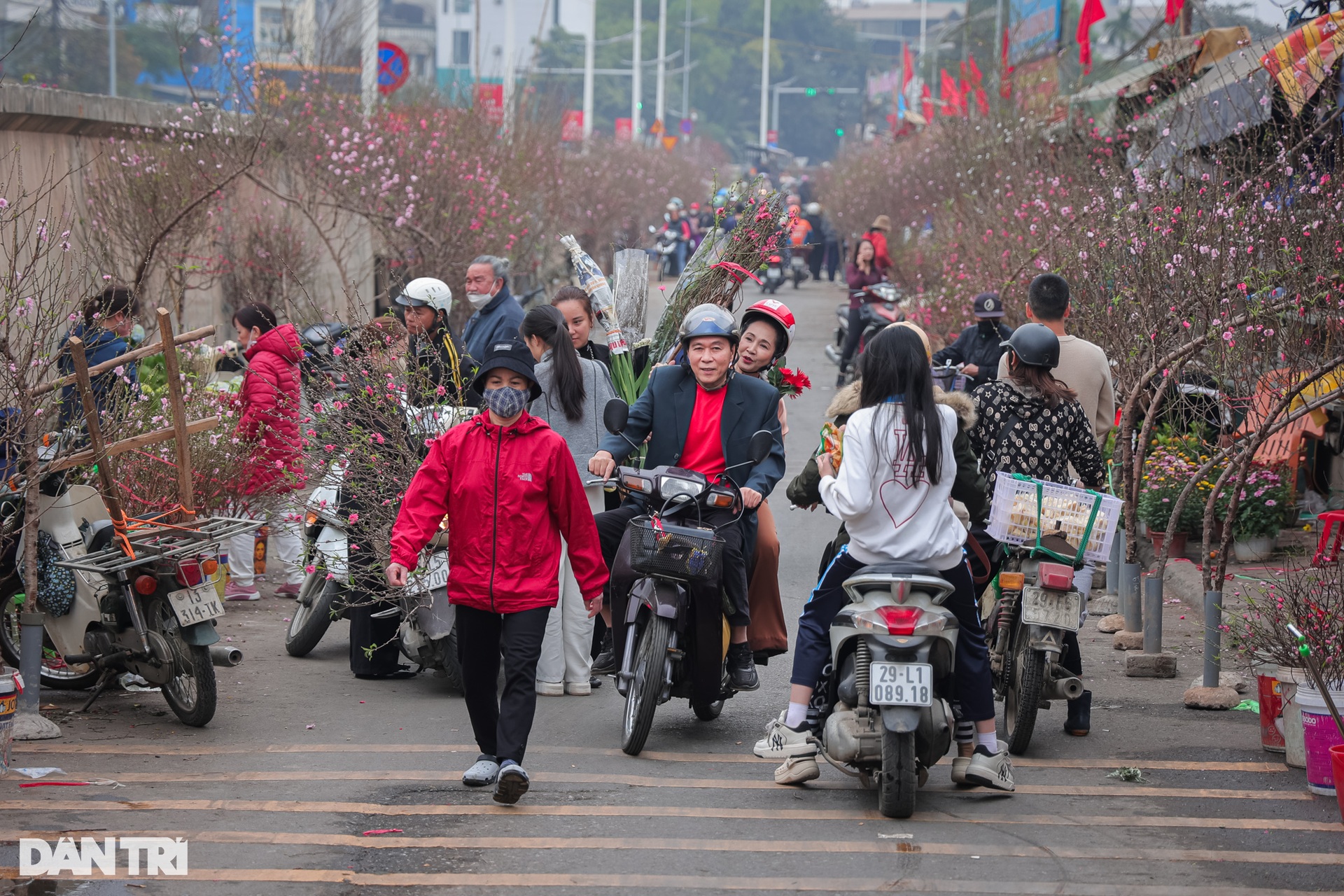 Mẹ chồng Lan Hương dậy từ 5h sáng, đi xe máy cùng ông xã mua hoa ngày Tết - 8