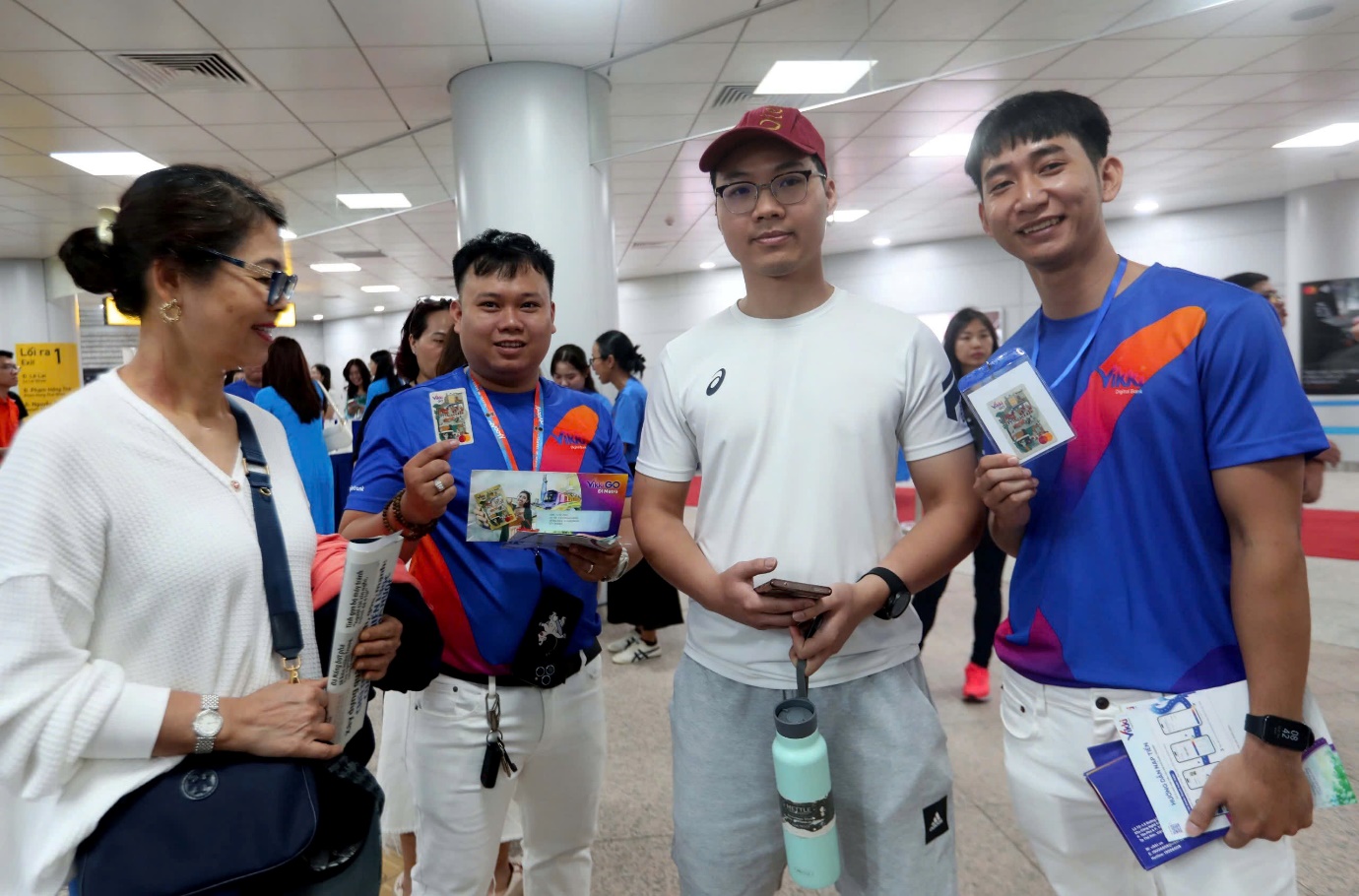 Đông đảo người dân TP.HCM có mặt từ sớm để đăng ký thẻ và trải nghiệm metro. ẢNH: NGỌC DƯƠNG