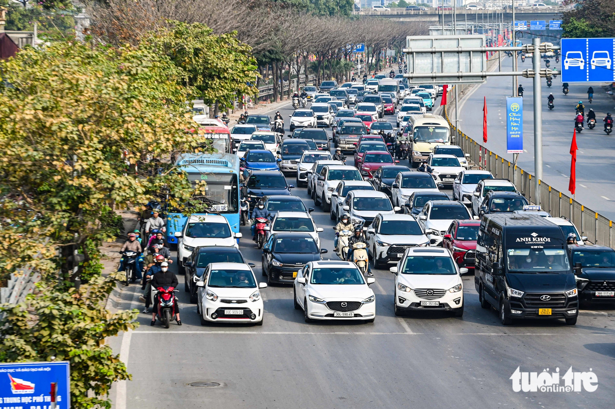 Người Hà Nội ùn ùn rời thành phố đi du xuân,  - Ảnh 3.