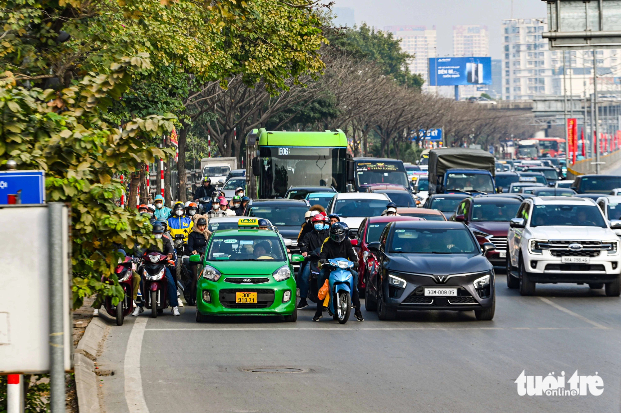 Người Hà Nội ùn ùn rời thành phố đi du xuân,  - Ảnh 4.