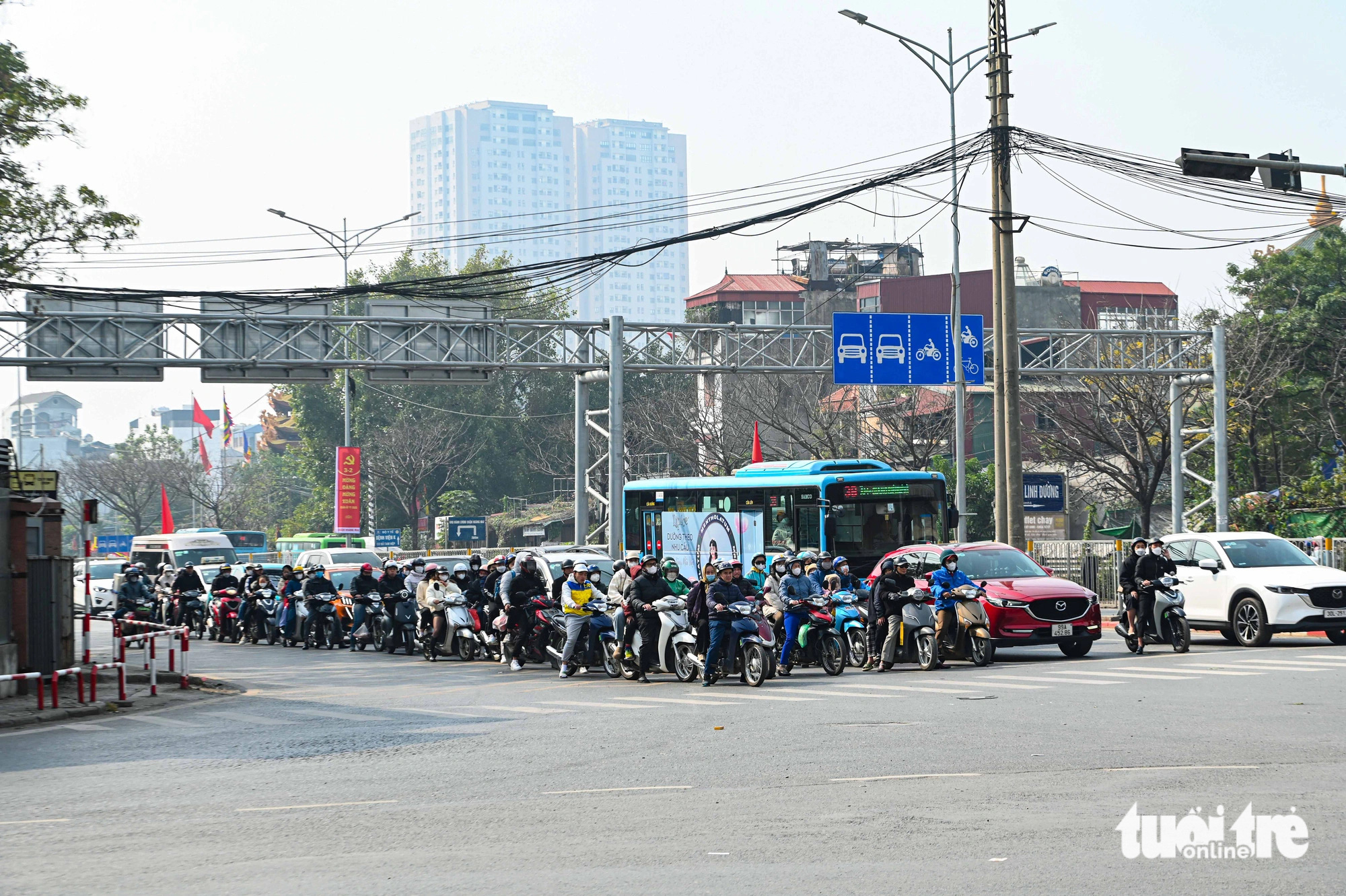 Người Hà Nội ùn ùn rời thành phố đi du xuân,  - Ảnh 5.