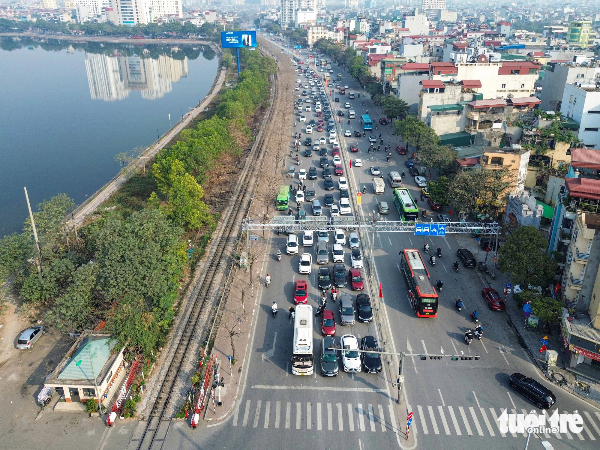 Người Hà Nội ùn ùn rời thành phố đi du xuân,  - Ảnh 2.