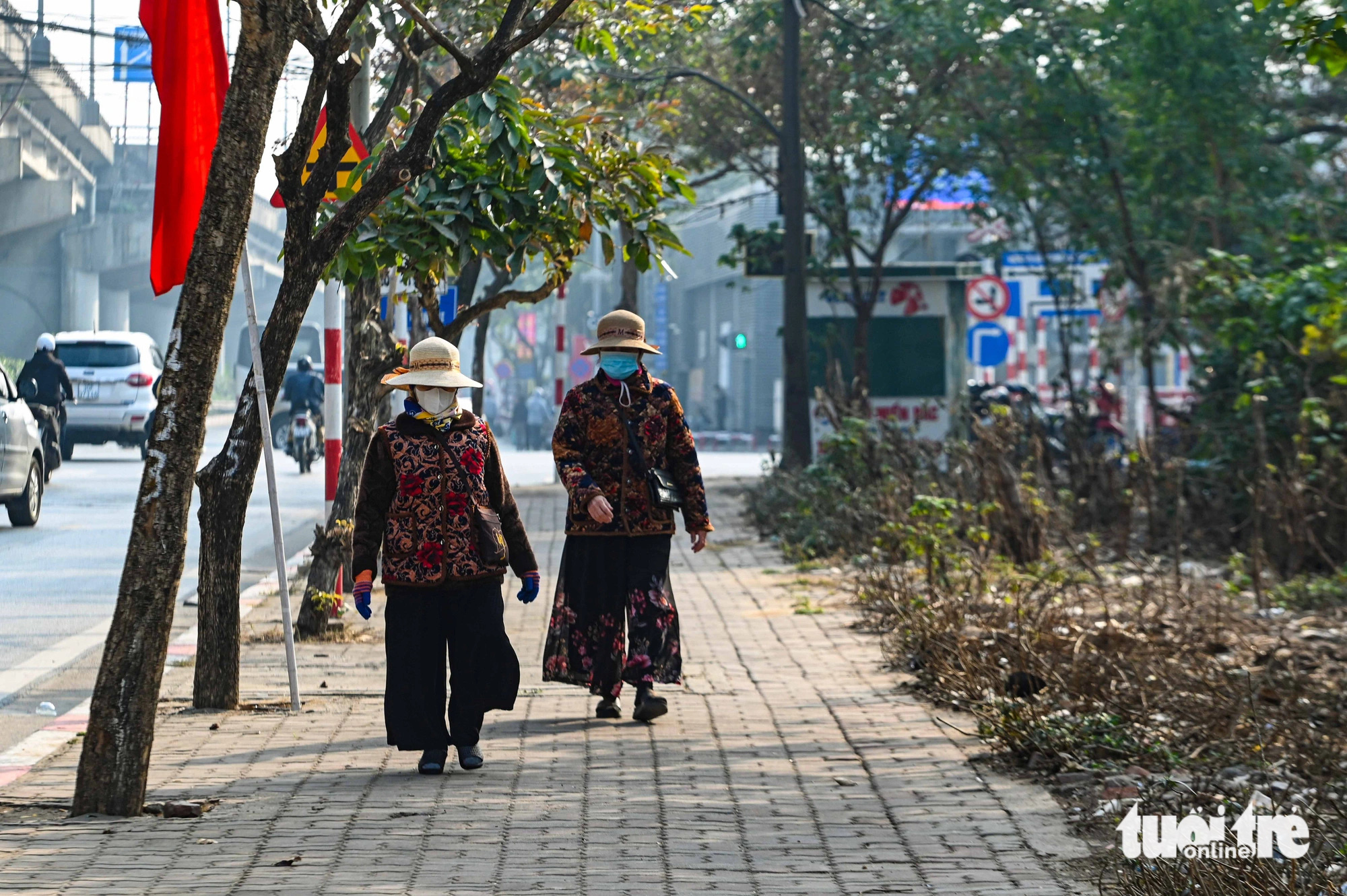 Người Hà Nội ùn ùn đi du xuân, chấp hành nghiêm quy tắc giao thông - Ảnh 9.