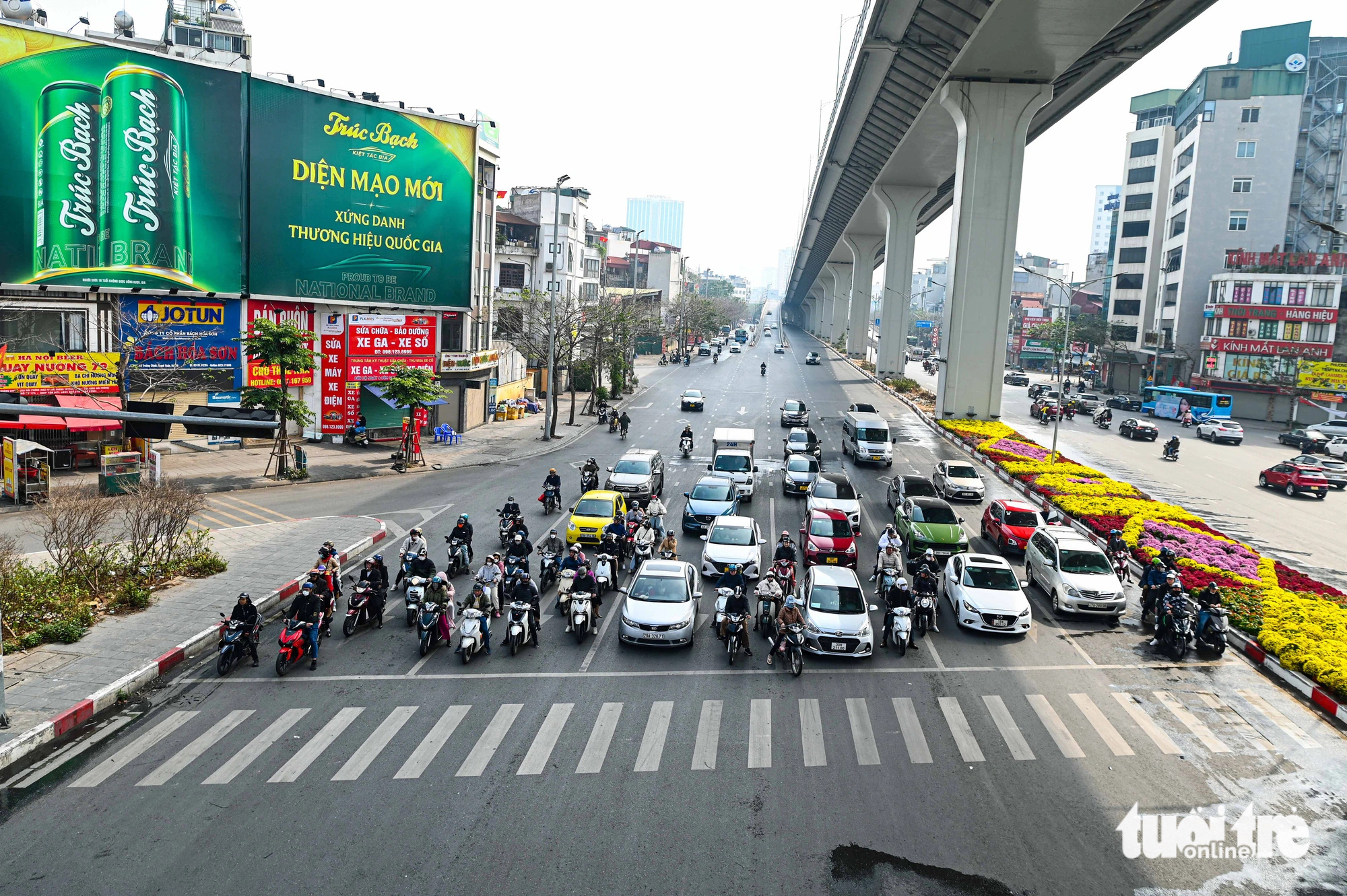 Người Hà Nội ùn ùn rời thành phố đi du xuân,  - Ảnh 10.