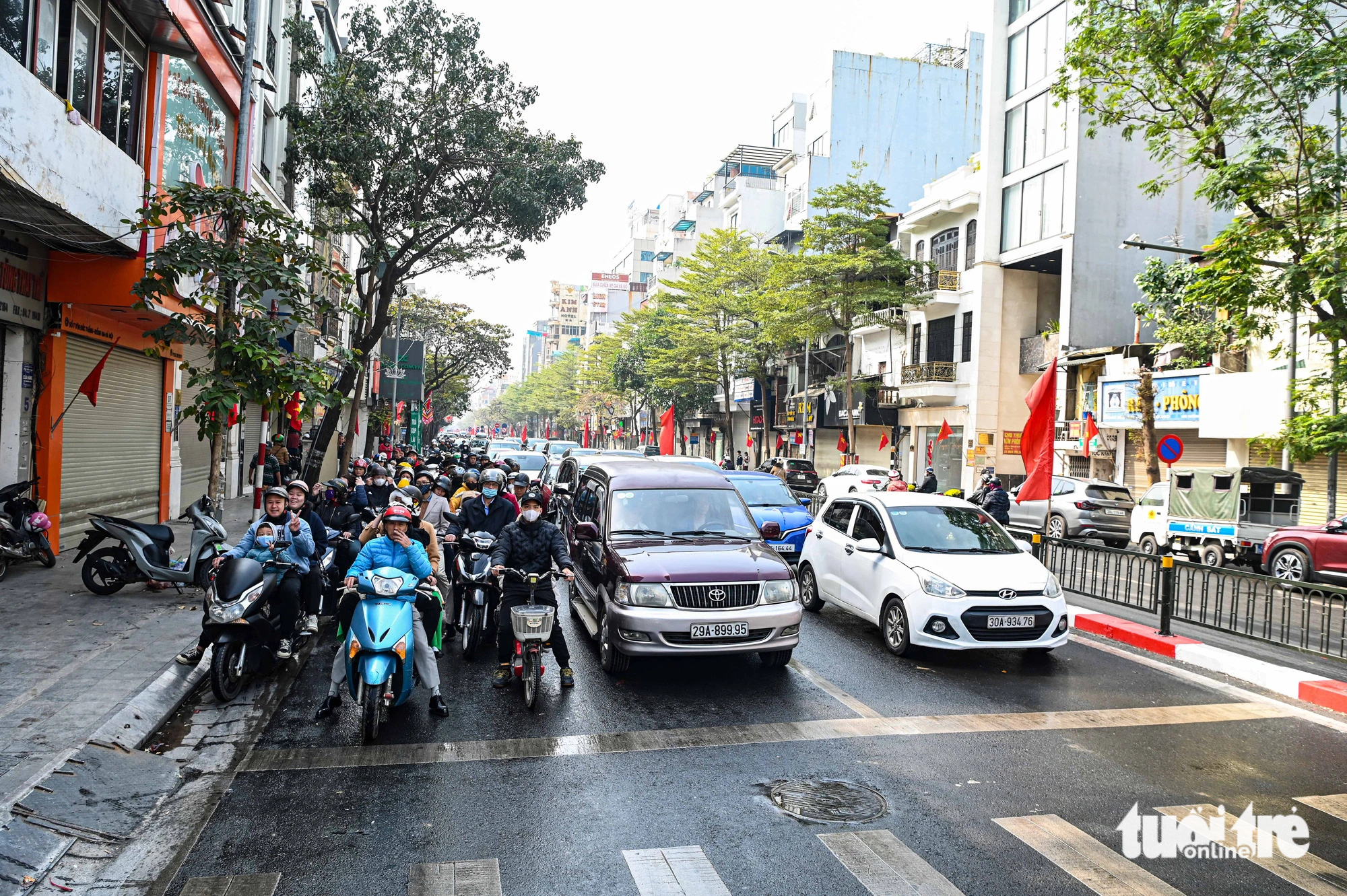 Người Hà Nội ùn ùn rời thành phố đi du xuân,  - Ảnh 12.