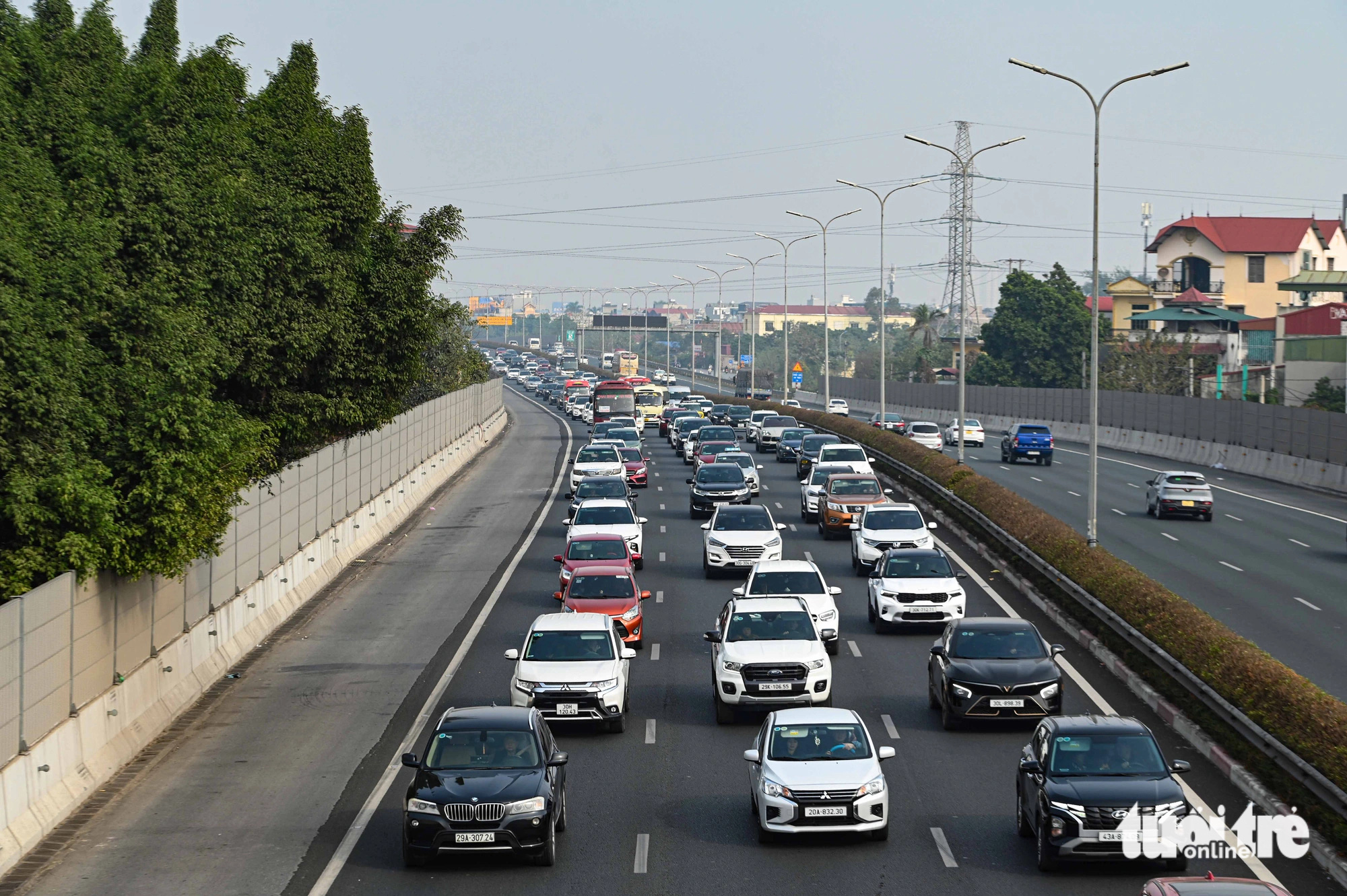 Người Hà Nội ùn ùn rời thành phố đi du xuân,  - Ảnh 14.