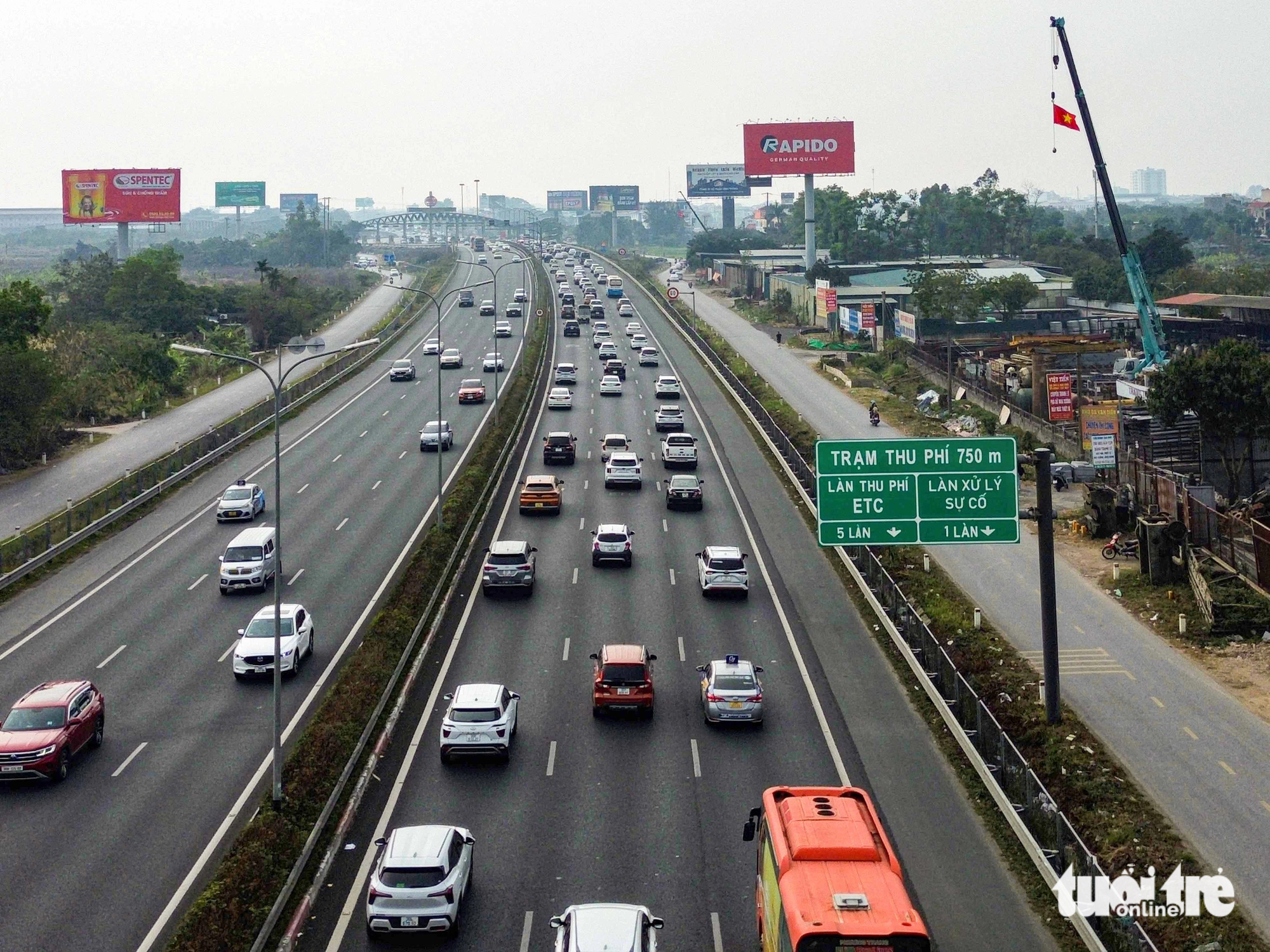 Người Hà Nội ùn ùn rời thành phố đi du xuân,  - Ảnh 15.