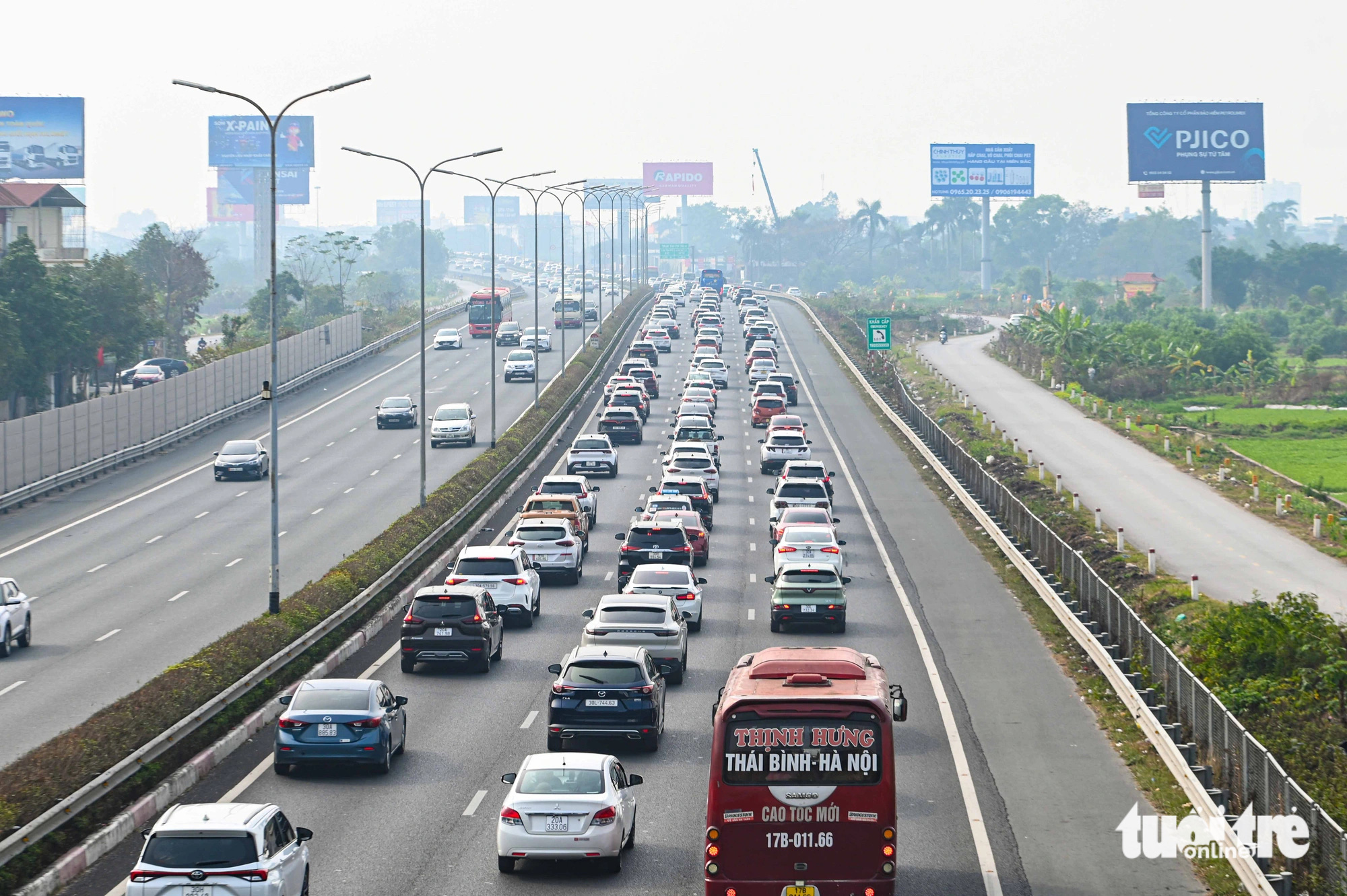 Người Hà Nội ùn ùn rời thành phố đi du xuân,  - Ảnh 16.