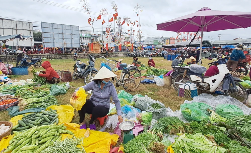 Phiên chợ độc lạ chỉ họp vào mùng 1 Tết, lọt top “100 phiên chợ độc đáo nhất Việt Nam” - 4