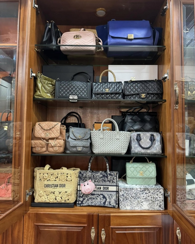 'Kho' đồ hiệu hơn 30 chiếc của bà mẹ hai con còn có nhiều mẫu Chanel, Dior, Louis Vuitton... Các thiết kế được cô sắp xếp gọn gàng, trưng bày theo màu sắc, thương hiệu.