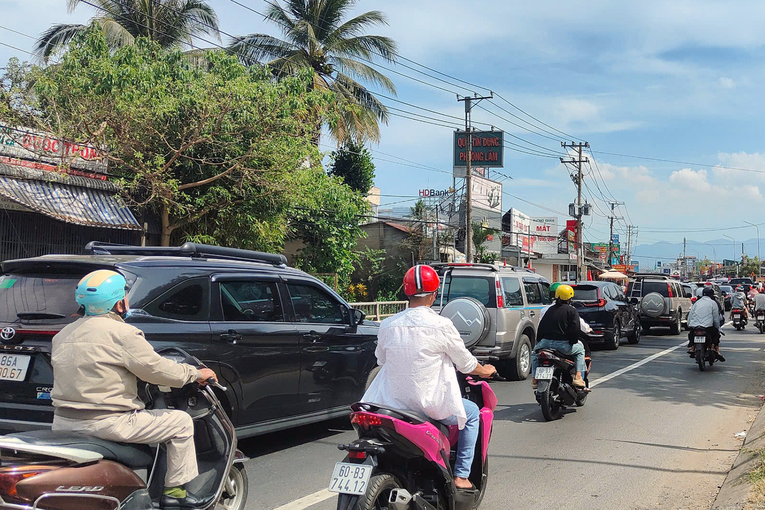 Thời tiết quá đẹp để du xuân, đông đúc quá nên quốc lộ 1, 20 qua Đồng Nai ùn tắc - Ảnh 2.