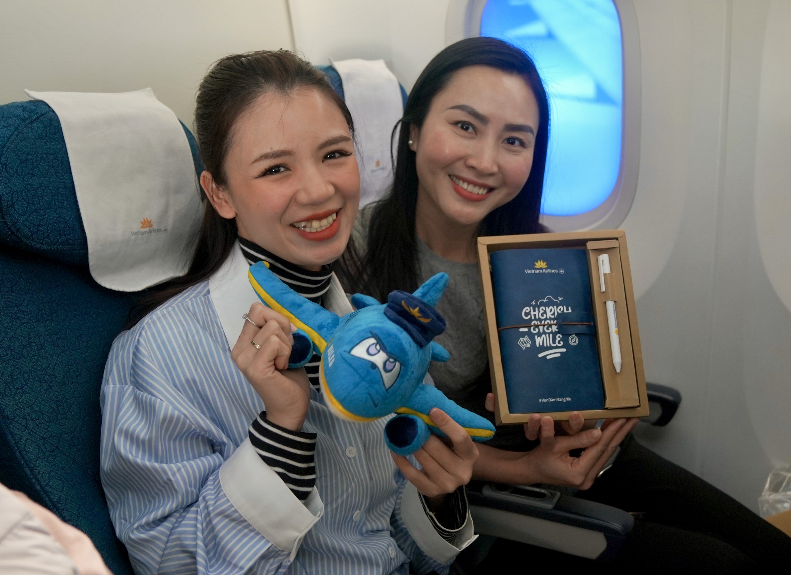 Vietnam Airlines cũng dành tặng hành khách những món quà ý nghĩa như sổ tay và mascot của hãng