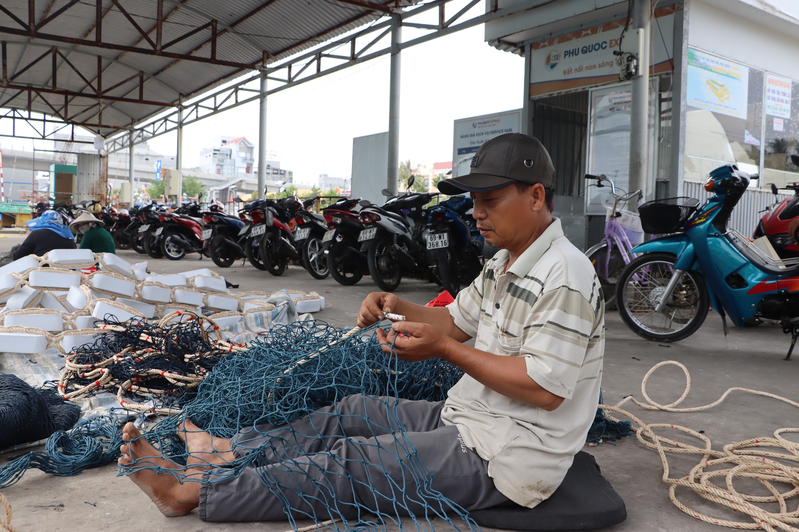 VIDEO: Ngư dân thị trấn biển lớn nhất ĐBSCL phấn khởi chuyến biển đầu năm- Ảnh 5.