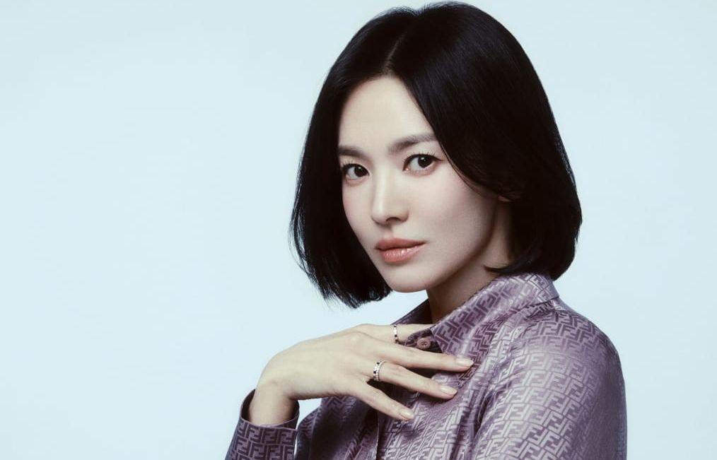 Song Hye Kyo dành 6 tháng tập hút thuốc- Ảnh 1.