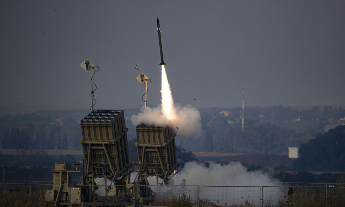 Hệ thống Vòm Sắt khai hỏa tại thành phố Sderot, miền tây Israel, hồi tháng 8/2022. Ảnh: Reuters