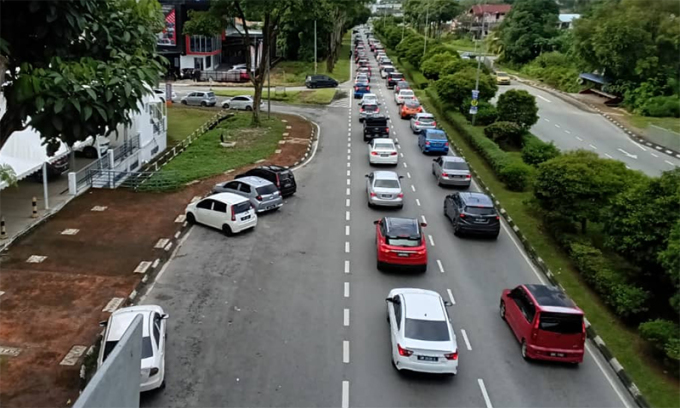 Ôtô nối đuôi trên đường hai làn ở Jalan Simpang Tiga, bang Sarawak, Malaysia, hôm 25/1. Ảnh: Sarawak Tribune