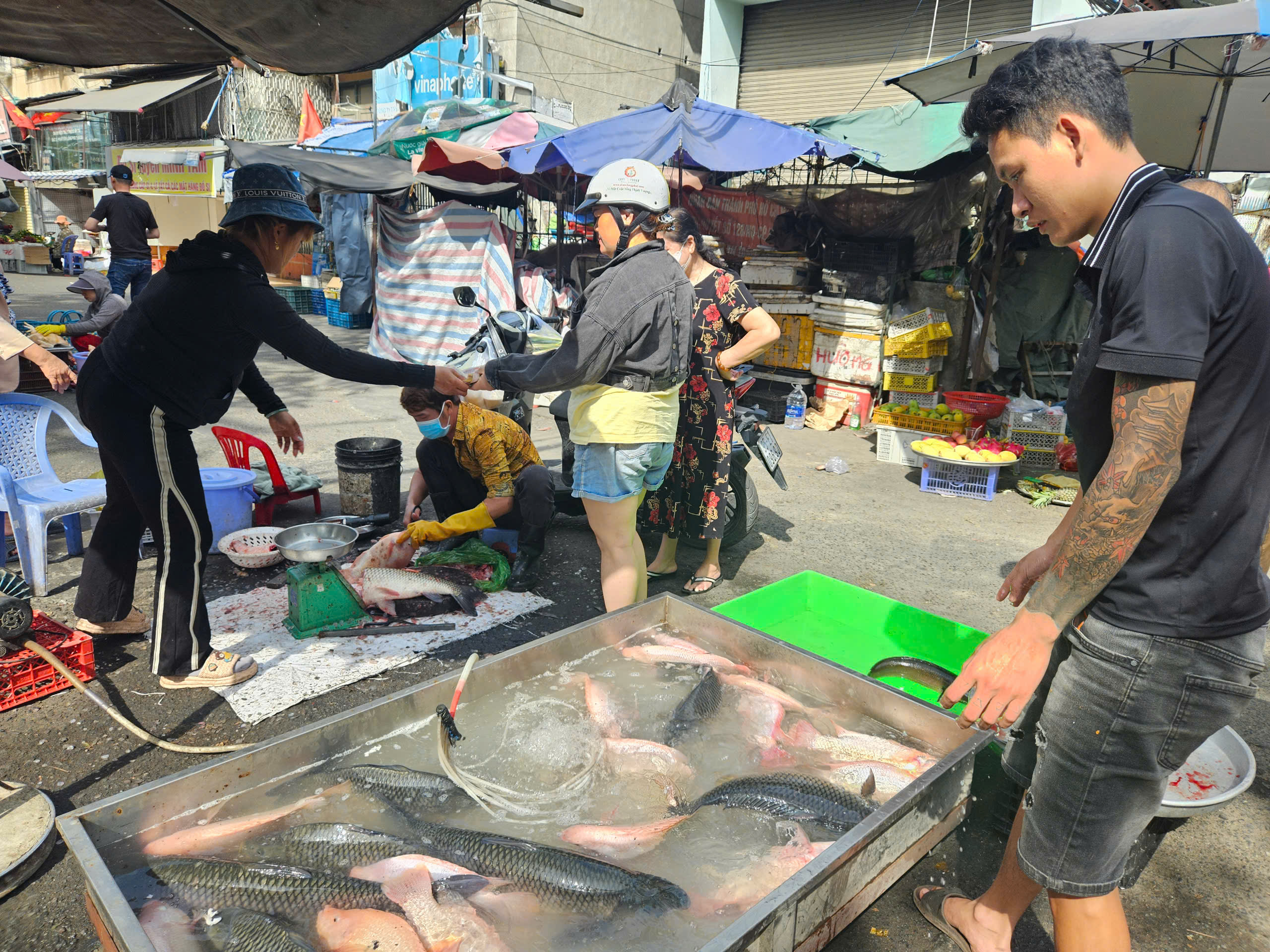 Siêu thị, chợ mùng 2 Tết: Khách 